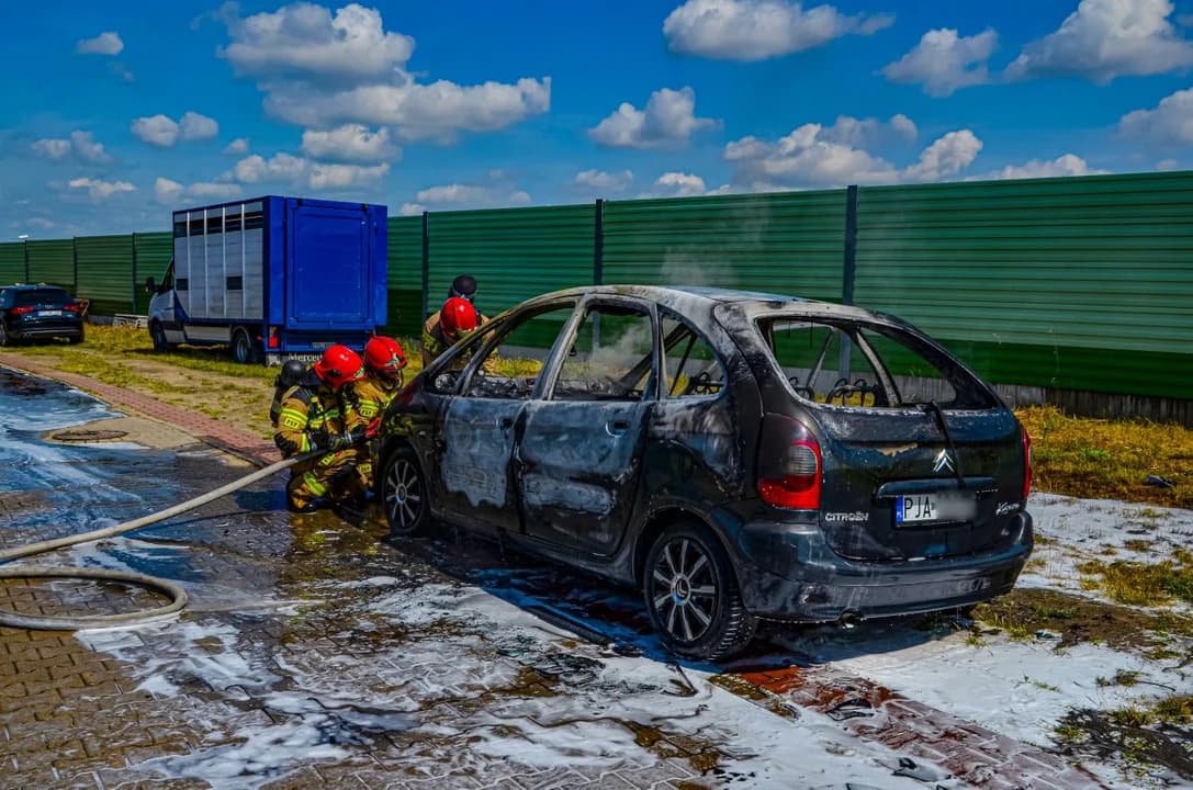 Rekordowa liczba pożarów aut w Jarocinie i okolicy — zdjęcie 2 z 40