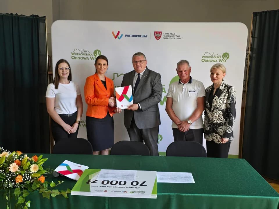 Podpisanie umów w ramach Wielkopolskiej Odnowy Wsi w Choczu — zdjęcie 5 z 28