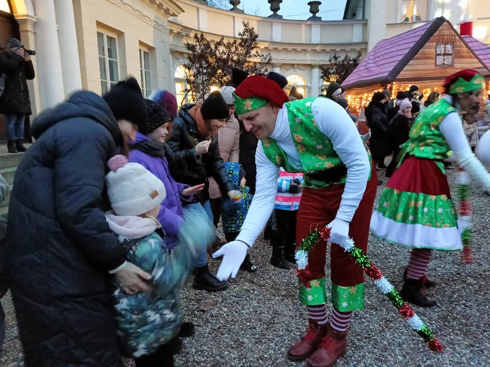 Udane „Mikołajki w Śmiełowie” na przekór brzydkiej pogodzie [ZDJECIA] — zdjęcie 3 z 50
