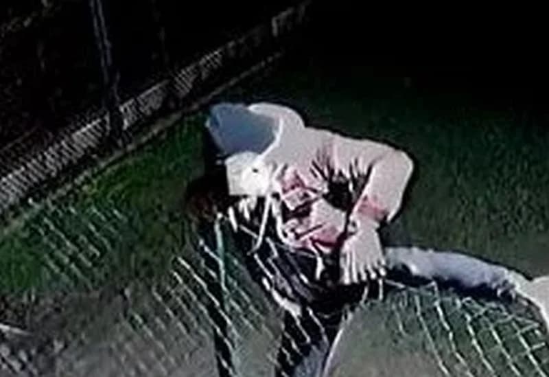 Przeszli przez ogrodzenie szkoły. Nagrała ich kamera. Są poszukiwani. Sprawa trafi na policję