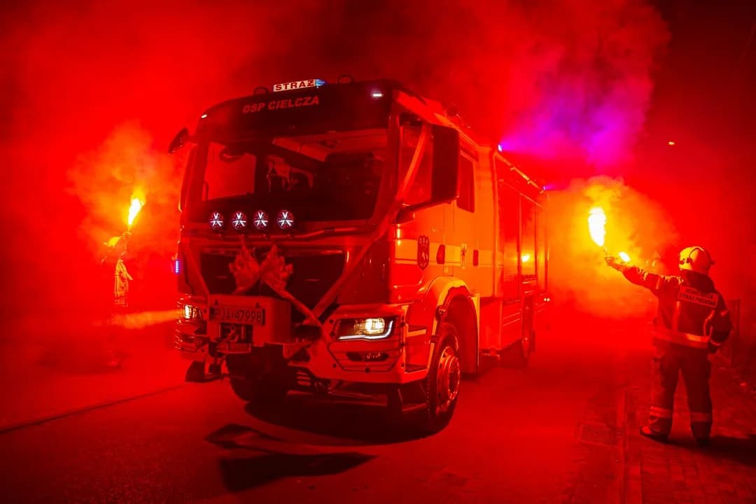 Nowy wóz bojowy dla OSP Cielcza. Druhowie przywitali „Bestię”