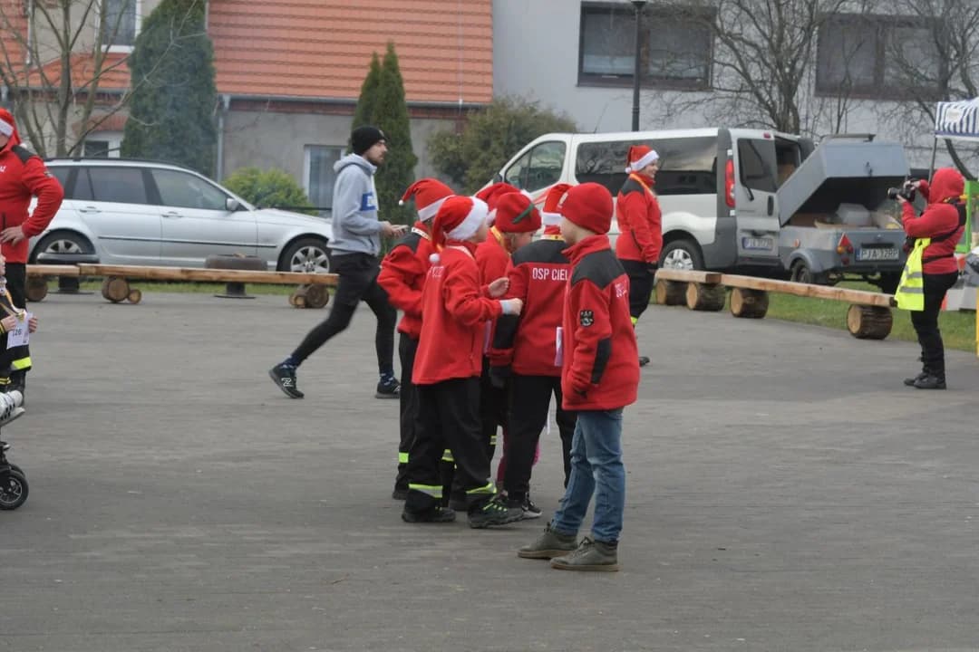 Prawie 250 osób wzięło udział w II Strażackim Biegu Mikołajkowym w Cielczy. — zdjęcie 2 z 159