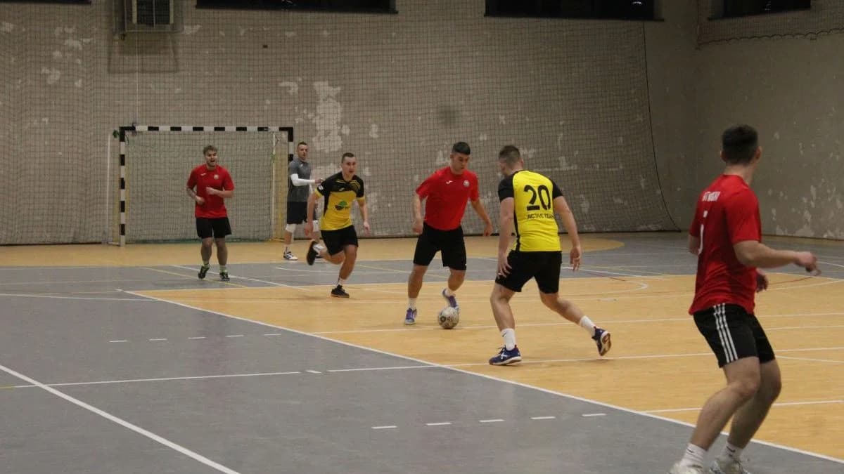 W dwunastej kolejce Jarocińskiej Ligi Halowej Piłki Nożnej hitowym spotkaniem było starcie Active Team Stęgosz z Fort Boys Team