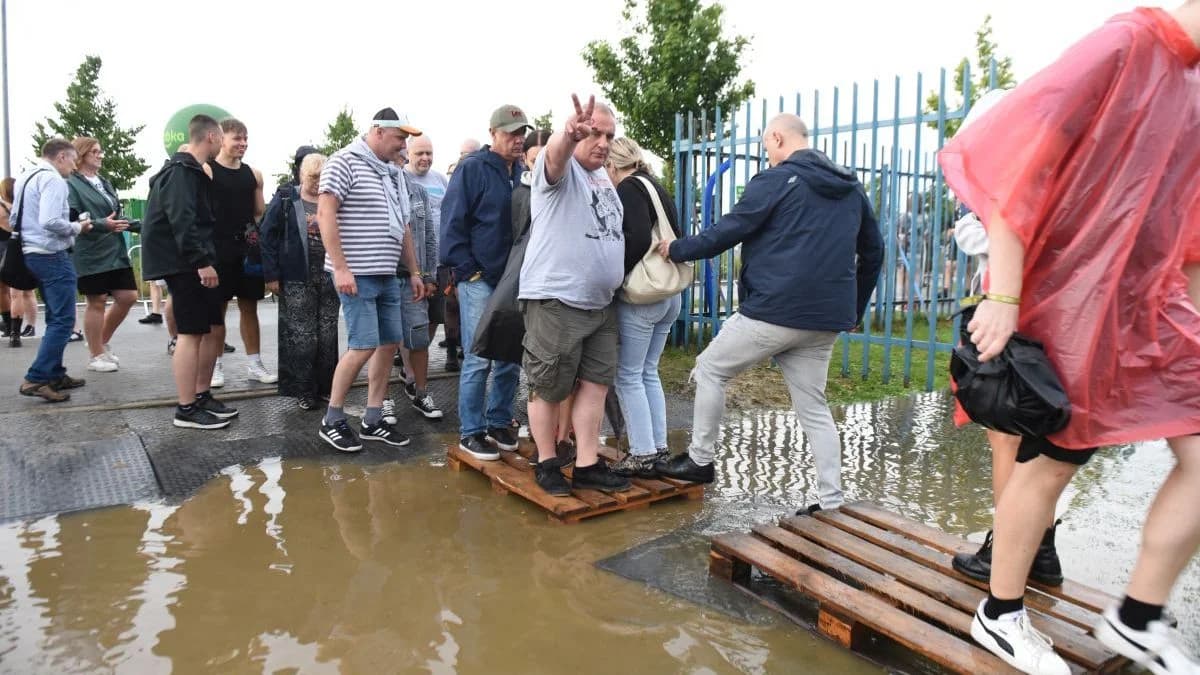 Tak bawiliście w błocie i deszczu podczas pierwszego dnia Jarocin Festiwal 2026