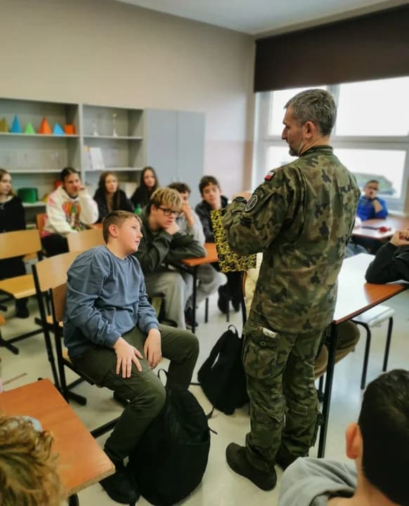 Żołnierze z 16. Jarocińskiego Batalionu Remontu Lotnisk szkolą uczniów [ZDJĘCIA] — zdjęcie 4 z 5