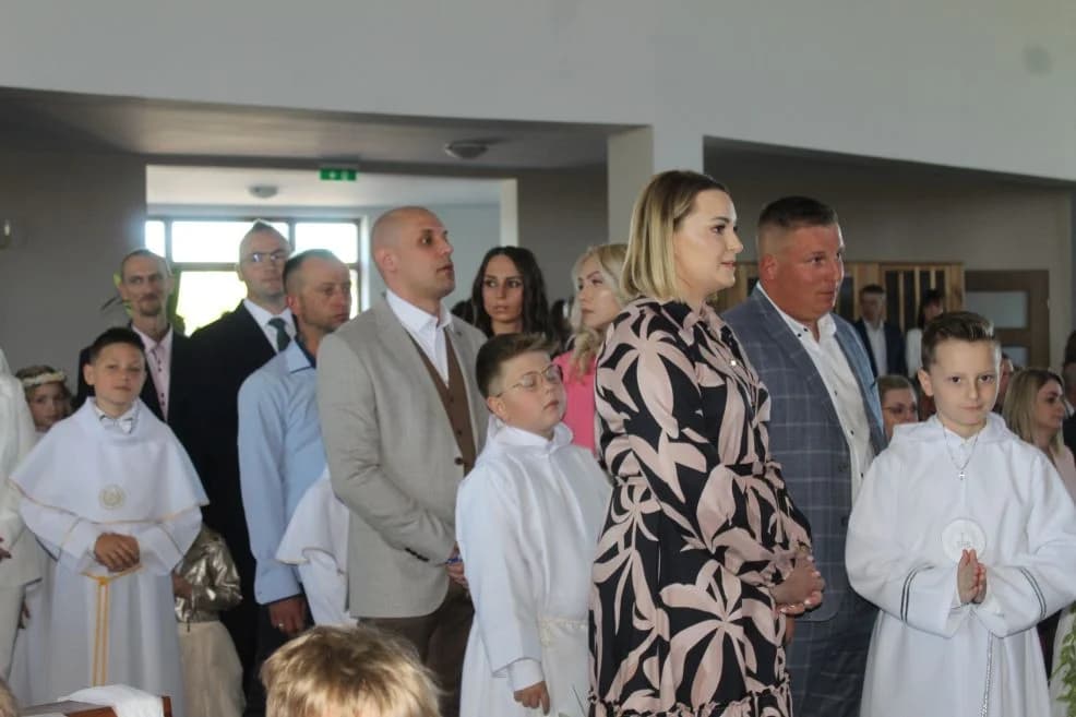 Pierwsza Komunia Święta w parafii Matki Bożej Fatimskiej w Jarocinie — zdjęcie 2 z 159