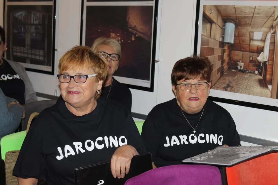 Patriotycznie w Kamienicy Kultury. "Barwicki" z "Jarocino" zaśpiewali po raz trzeci na Święto Niepodległości [ZDJĘCIA] — zdjęcie 3 z 80