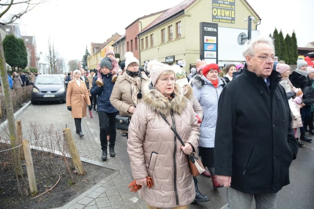 14. Jarocińskie Kolędowanie z Orszakiem Trzech Króli. Najwięcej było przedszkolaków  [ZDJĘCIA]