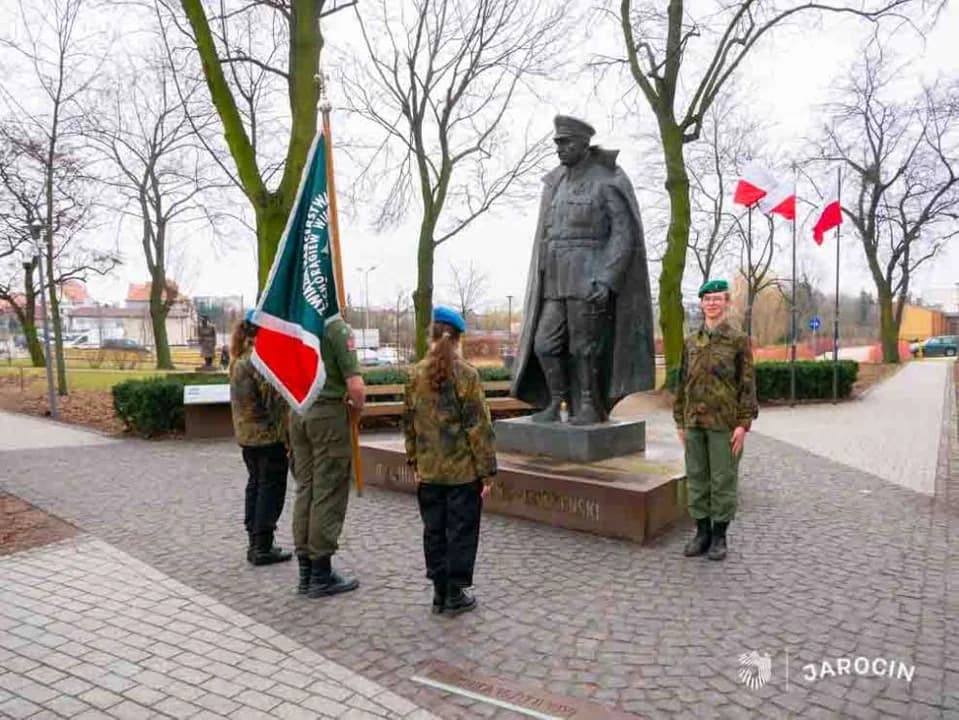 Kwiaty na rocznicę urodzin Zbigniewa hr. Ostroroga-Gorzeńskiego — zdjęcie 3 z 11