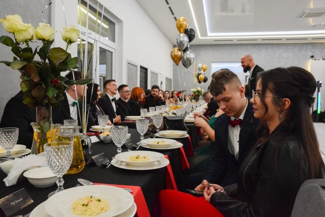 Studniówka 2025. W walentynki imprezowali maturzyści z Zespołu Szkół Ponadpodstawowych nr 2 w Jarocinie [ZDJĘCIA] — zdjęcie 3 z 98