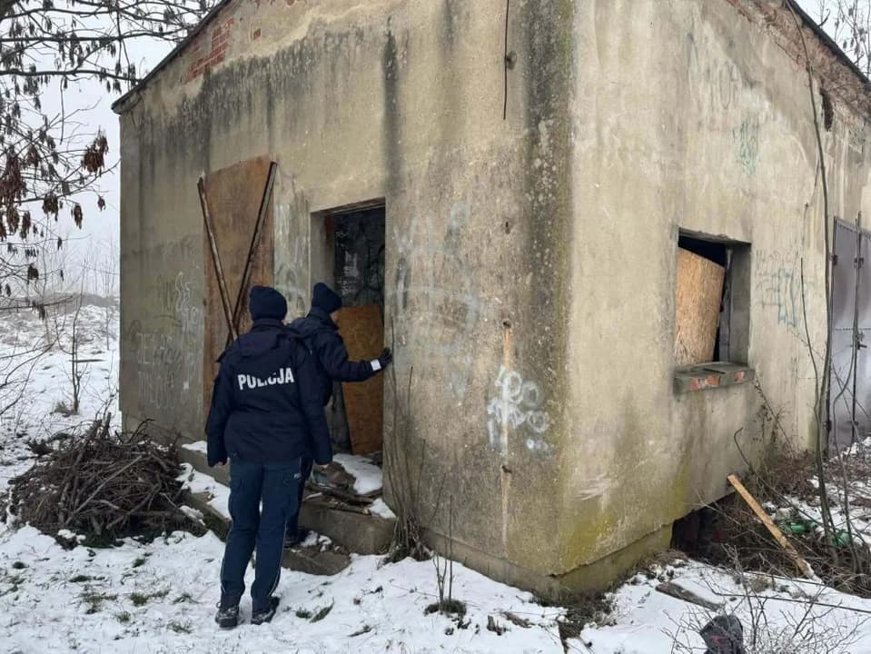 Policja sprawdza miejsca, w których mogą przebywać osoby bezdomne — zdjęcie 4 z 4