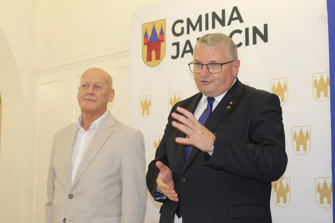 Uroczyste podpisanie umów w konkursie "Pięknieje wielkopolska wieś". Ze słodyczami z herbem Jarocina [ZDJĘCIA] — zdjęcie 2 z 52