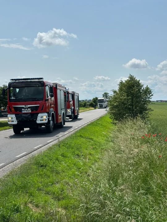 Potrącenie rowerzystki w gminie Kotlin. Auto leży na boku — zdjęcie 3 z 3