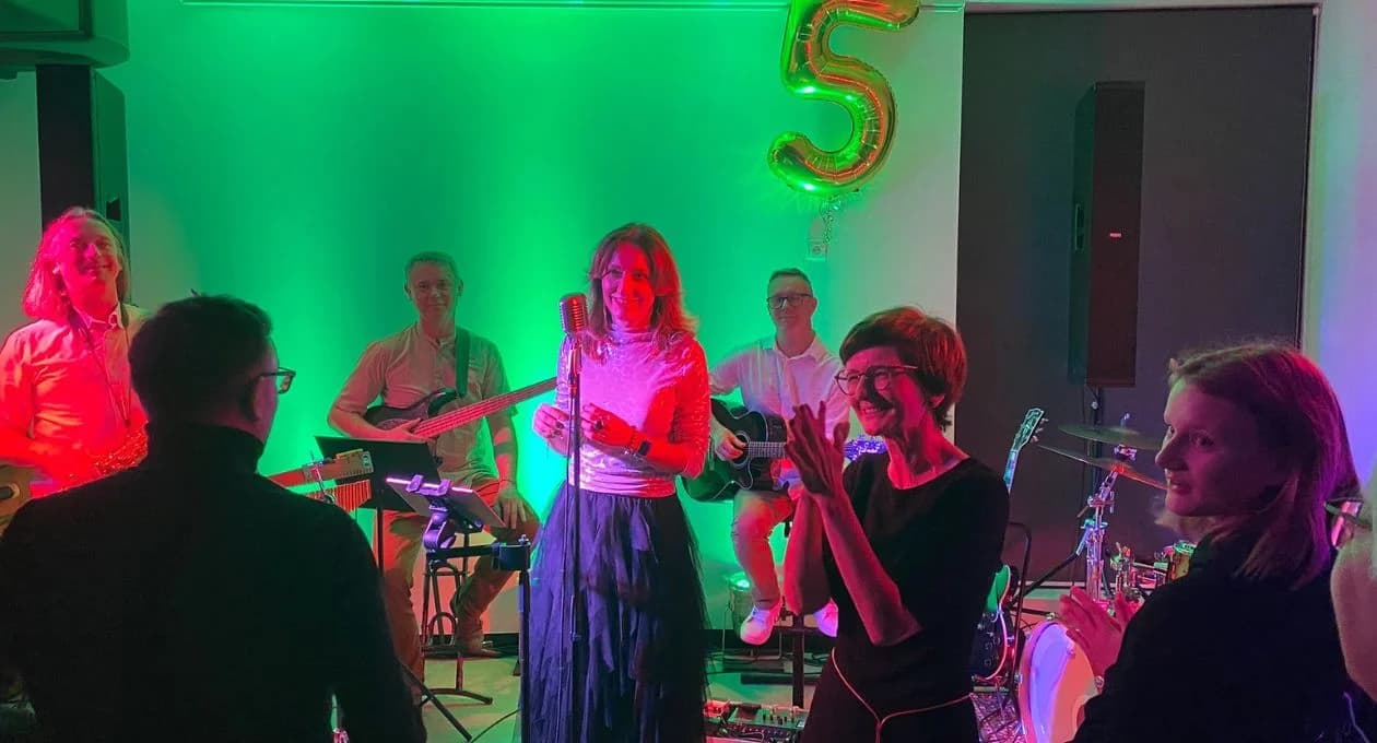 Niesamowity koncert “Chill Cucumbers” na urodziny Kamienicy Kultury. Szaleństwo pod sceną
