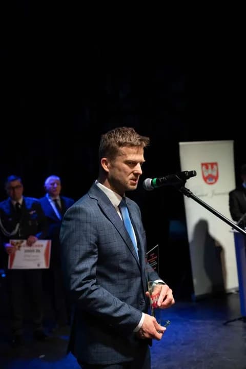 Uroczysta gala z okazji 25-lecia powiatu jarocińskiego. Uhonorowano zasłużonych i nagrodzono sportowców [ZDJĘCIA] — zdjęcie 4 z 27