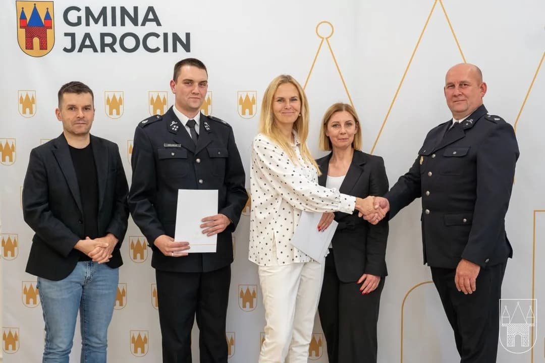 W jarocińskim Ratuszu podpisana została umowa na dofinansowanie do samochodu dla OSP Radlin — zdjęcie 4 z 5