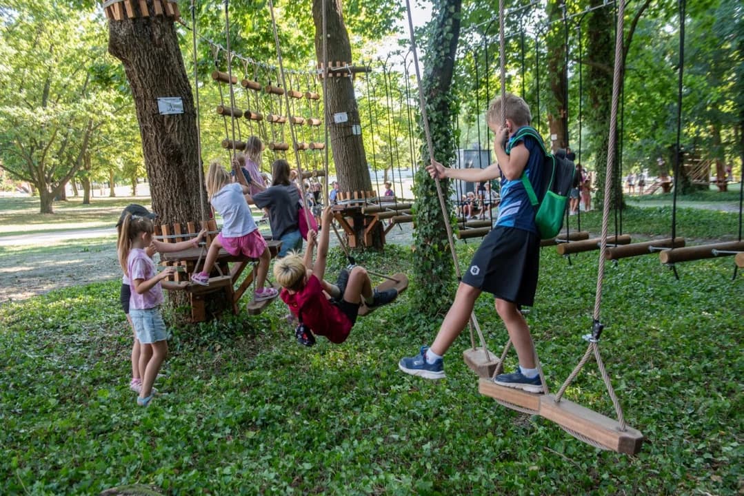 Nowa atrakcja w jarocińskim parku już gotowa. Na odważnych czeka park linowy z przeszkodami