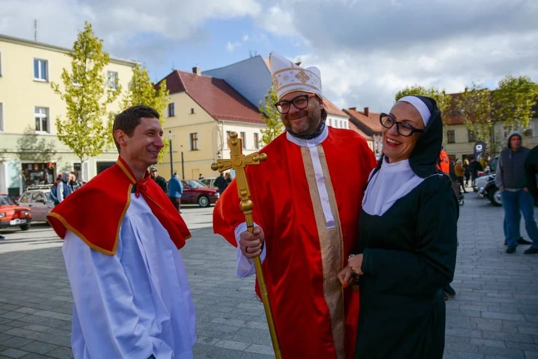 Pojazdy retro znów zawitały do Jarocina. Rajd Pojazdów Zabytkowych "Śladami Rezydencji Ziemiańskich [ZDJĘCIA] — zdjęcie 6 z 85