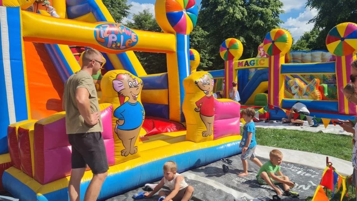 Dzień Dziecka w Nowym Mieście. Z kolorowymi proszkami i piana party — zdjęcie 6 z 57