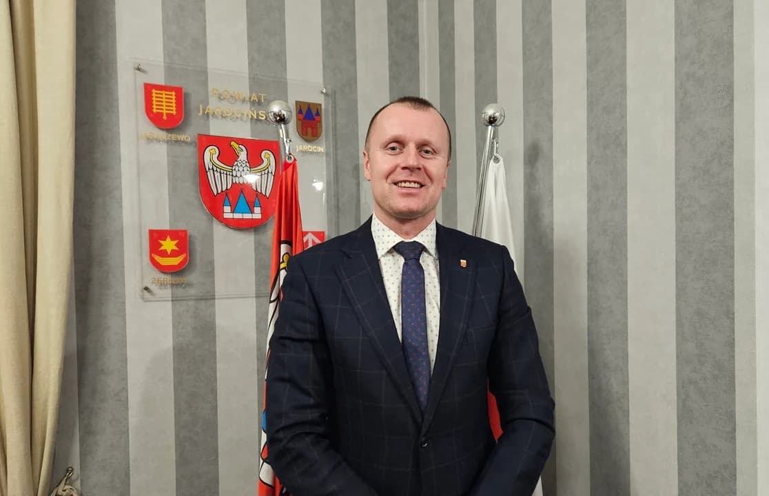 Mariusz Stolecki pracował jako listonosz po czym dostał się do rady powiatu jarocińskiego.