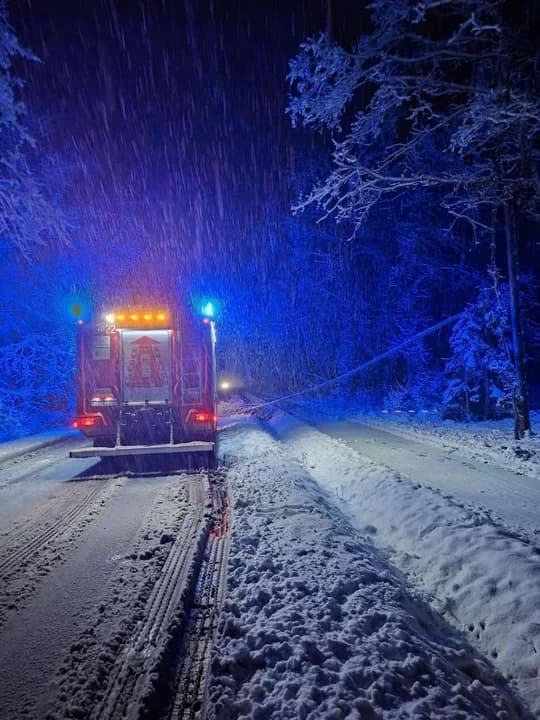 Strażacy od kilkunastu godzin usuwają skutki śnieżycy. Ile razy i gdzie interweniowali? [ZDJĘCIA, SONDA] — zdjęcie 4 z 6