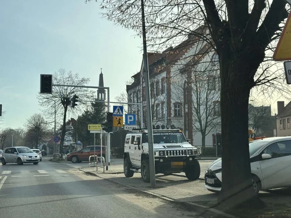 Zajął hummerem dwa miejsca parkingowe pod Urzędem Miejskim w Jarocinie