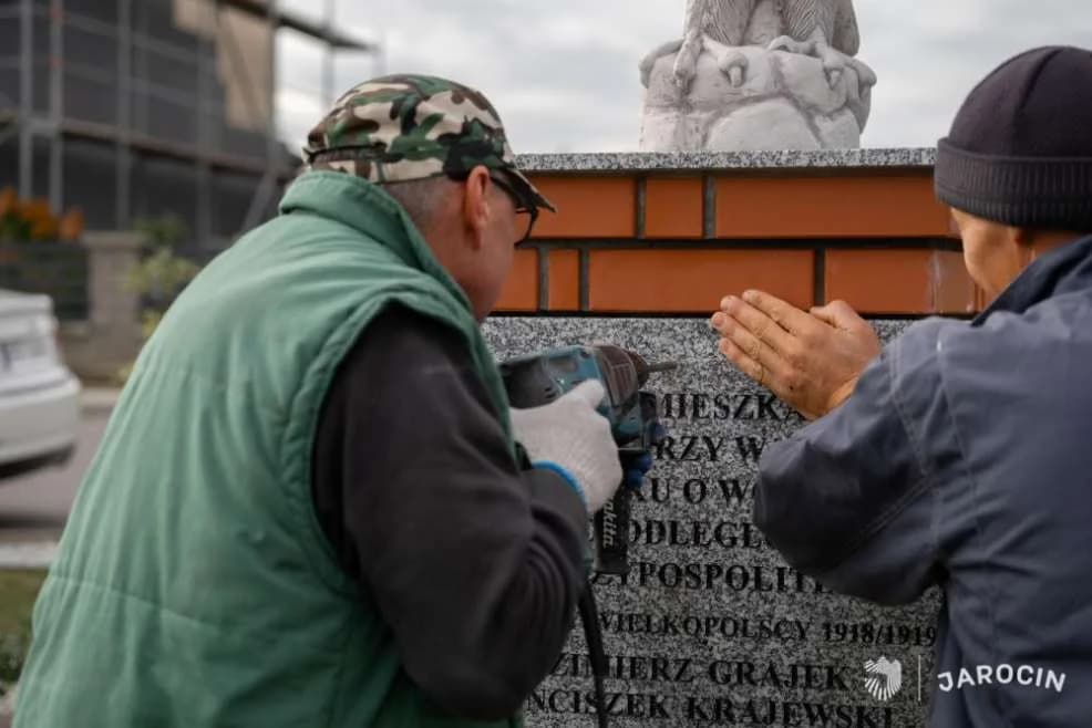 W Osieku powstał pomnik upamiętniający mieszkańców walczących o niepodległość — zdjęcie 3 z 21