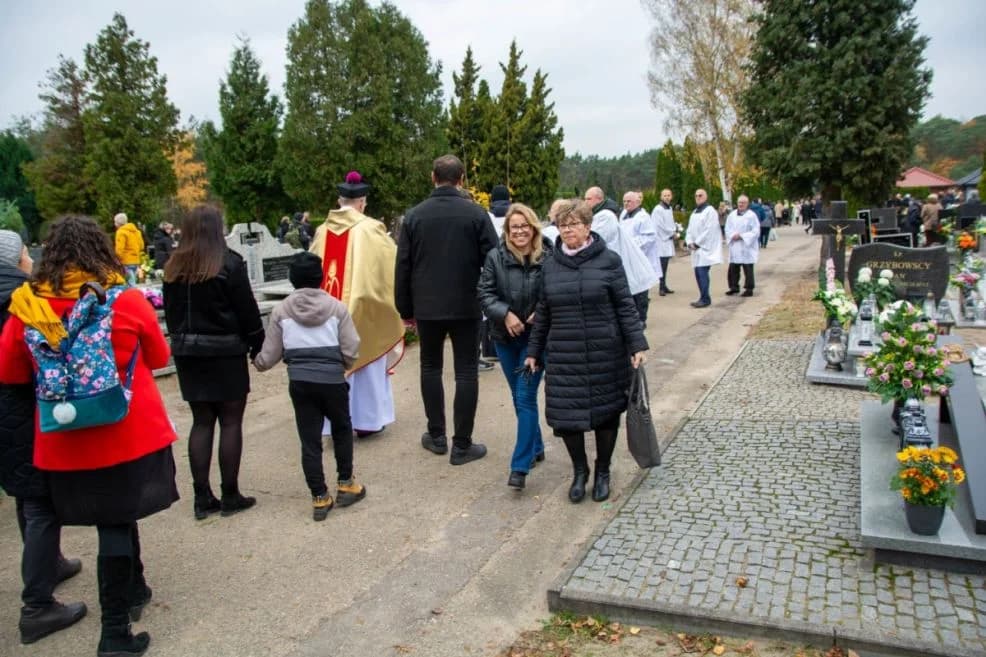 Tłumy ludzi na cmentarzach podczas uroczystości Wszystkich Świętych [ZDJĘCIA]