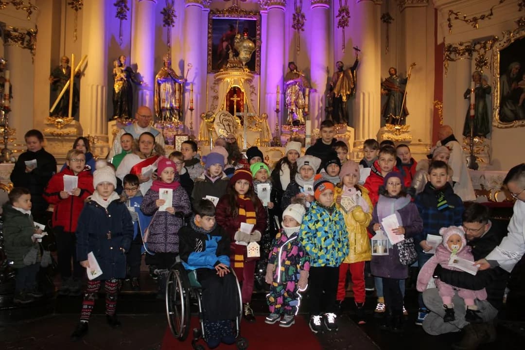 Święty Mikołaj rozdawał upominki na roratach w Jarocinie [ZDJĘCIA]