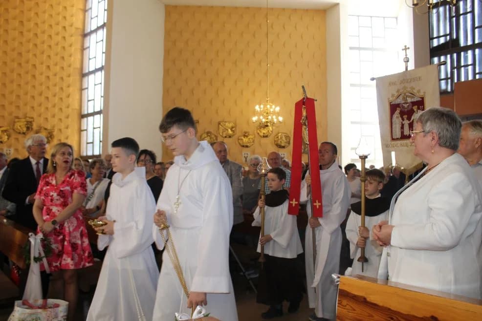 Tablica dla ojca Sylwina Wojdanowicza oraz jubileuszowy zjazd franciszkanów w Jarocinie — zdjęcie 4 z 211