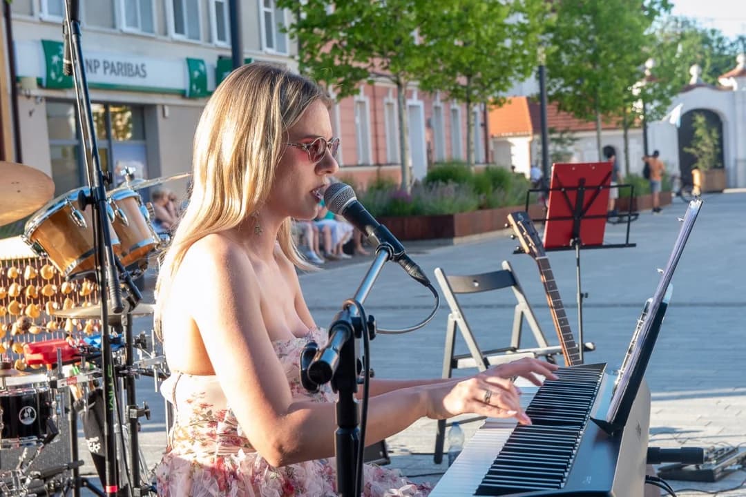 Hołd dla Lady Gagi i „Koncert Dobrych Myśli” w Jarocinie. Rozpoczęli wakacje z muzyką na rynku [ZDJĘCIA] — zdjęcie 4 z 24