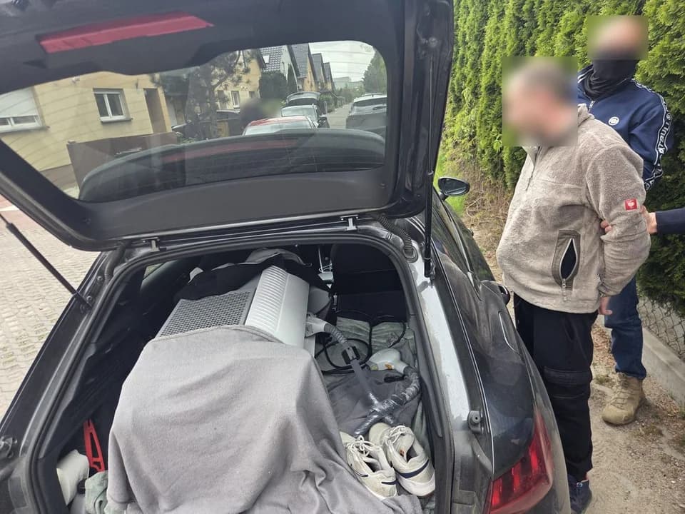 Podczas przeszukań samochodu, którym poruszali się podejrzani, oraz miejsc ich przebywania funkcjonariusze odzyskali w całości sprzęt skradziony podczas włamania w Jarocinie