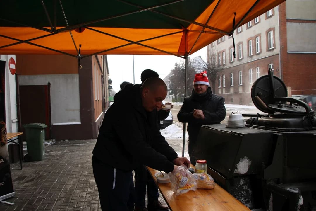 Wielkopolska Izba Rolnicza w Jarocinie ugotowała mikołajkową grochówkę — zdjęcie 2 z 25
