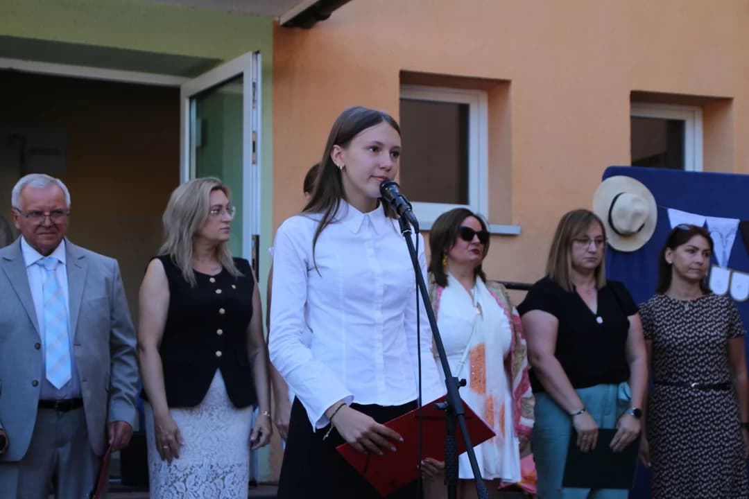 Uczniowie odebrali świadectwa, dyrektor przekazał klucze. Wzruszająca uroczystość w jarocińskiej „piątce” [ZDJĘCIA] — zdjęcie 4 z 83