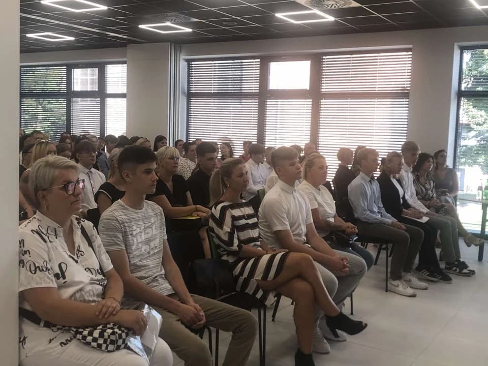 Uczniowie podpisywali umowy z pracodawcami. Pierwszy raz w Jarocińskim Centrum Edukacji i Kariery [ZDJĘCIA] — zdjęcie 2 z 62