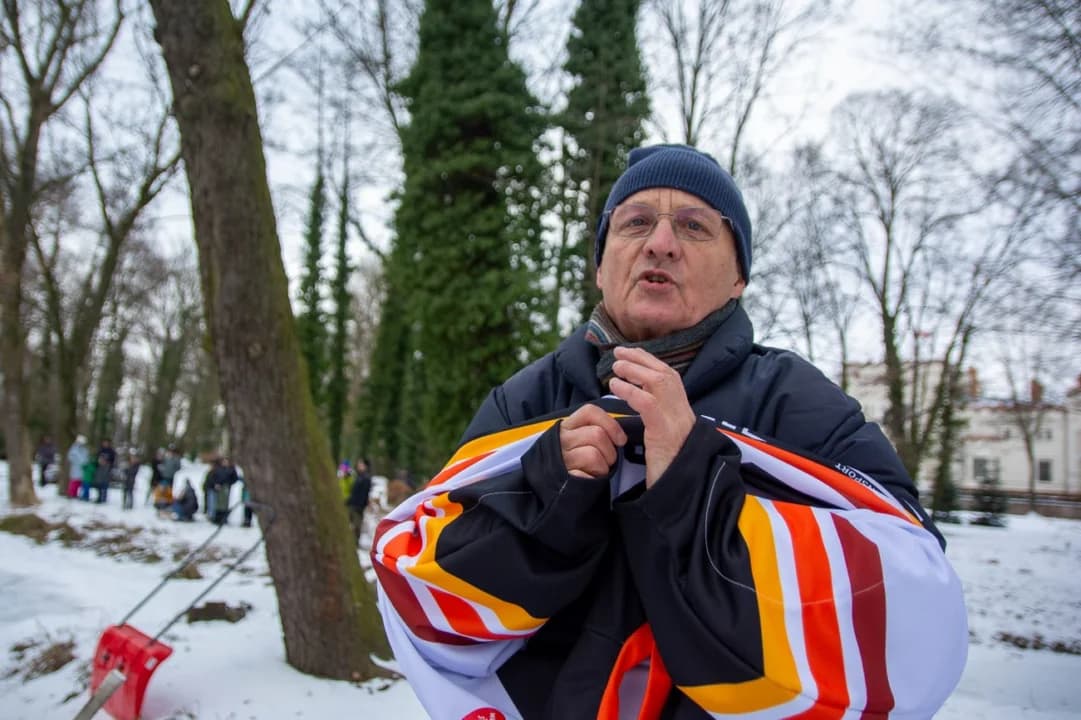 Hokeiści zagrali na stawie w Parku Radolińskich [ZDJĘCIA, WIDEO] — zdjęcie 5 z 50
