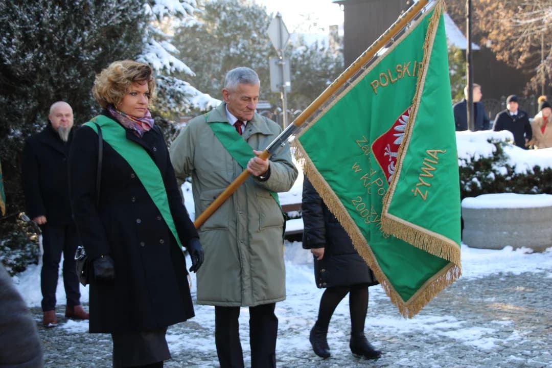 Zaduszki Mikołajczykowskie w Dobrzycy. Oddali hołd byłemu premierowi [ZDJĘCIA] — zdjęcie 2 z 111