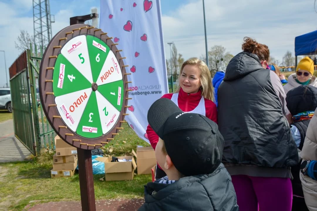 Bieg Kolorowej Skarpetki w Jarocinie. Setki biegaczy i pomoc dla Fundacji Ogród Marzeń — zdjęcie 6 z 108
