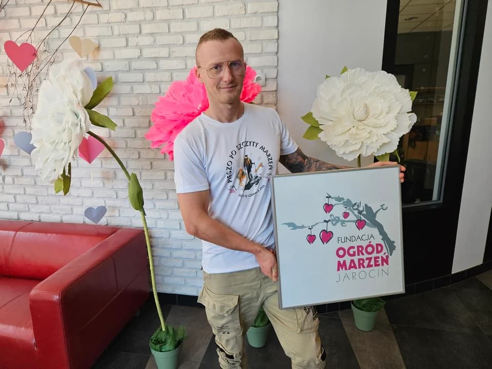 Od momentu startu ruszy także zbiórka na portalu zrzutka.pl. Cały dochód z akcji zostanie przekazany na leczenie, rehabilitację oraz codzienną opiekę nad dziećmi. Relacje z trasy będzie można śledzić na bieżąco w mediach społecznościowych, również na portalu jarocinska.pl