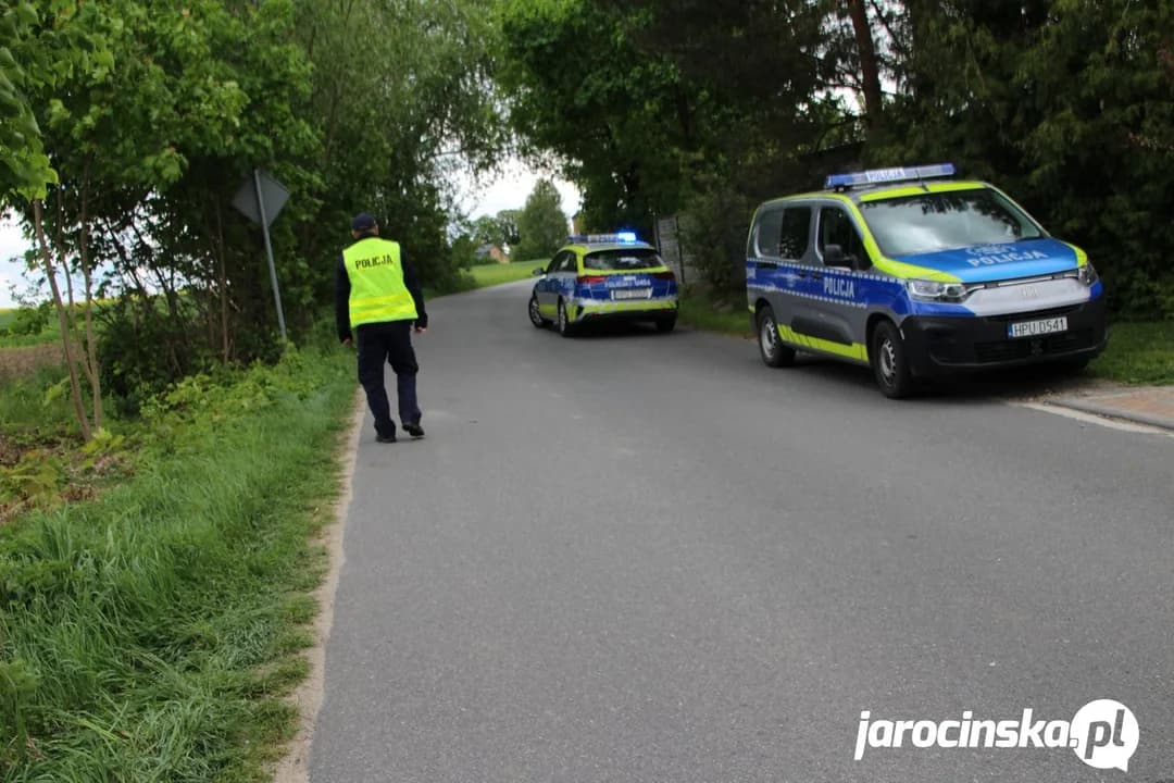 Mężczyzna z ranami na drodze. BMW w rzece. Policyjna akcja