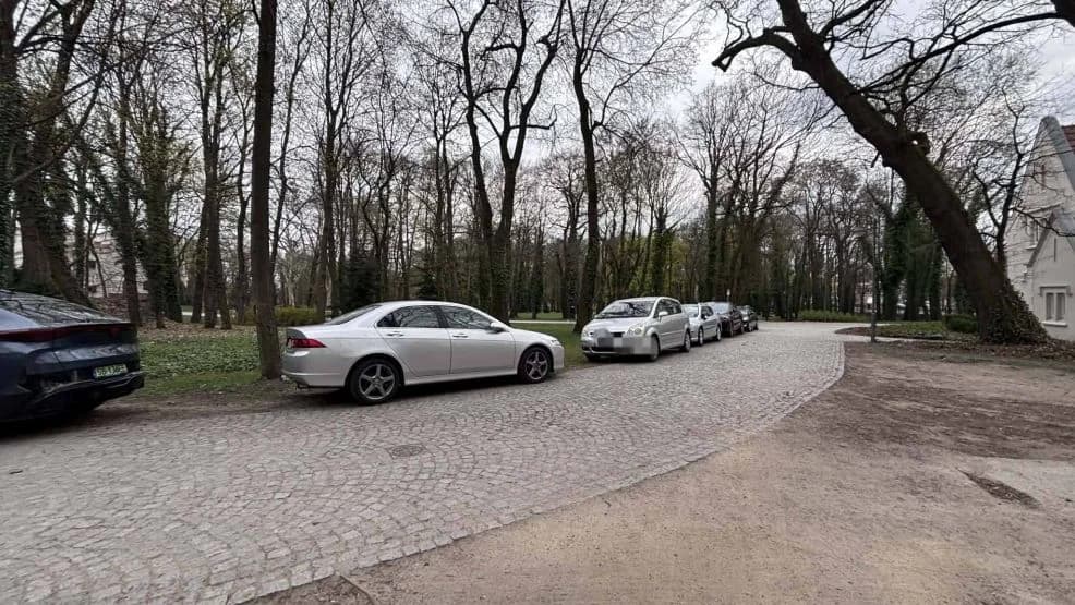 Auta na trawnikach przed zakazem w Parku Radolińskich. Policja w akcji, a gmina stawia na monitoring — zdjęcie 5 z 5