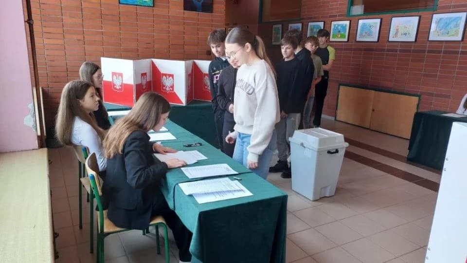 Wybory i inauguracyjna sesja III kadencji Młodzieżowej Rady Miejskiej w Żerkowie — zdjęcie 6 z 27