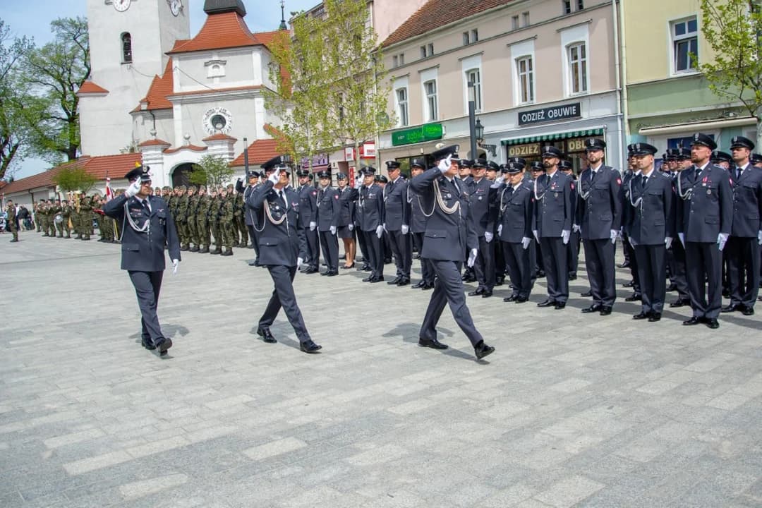 Defilada, oznaczenia i przemówienia - na jarocińskim rynku odbyły się uroczystości z okazji 80-lecia jednostki wojskowej [ZDJĘCIA]