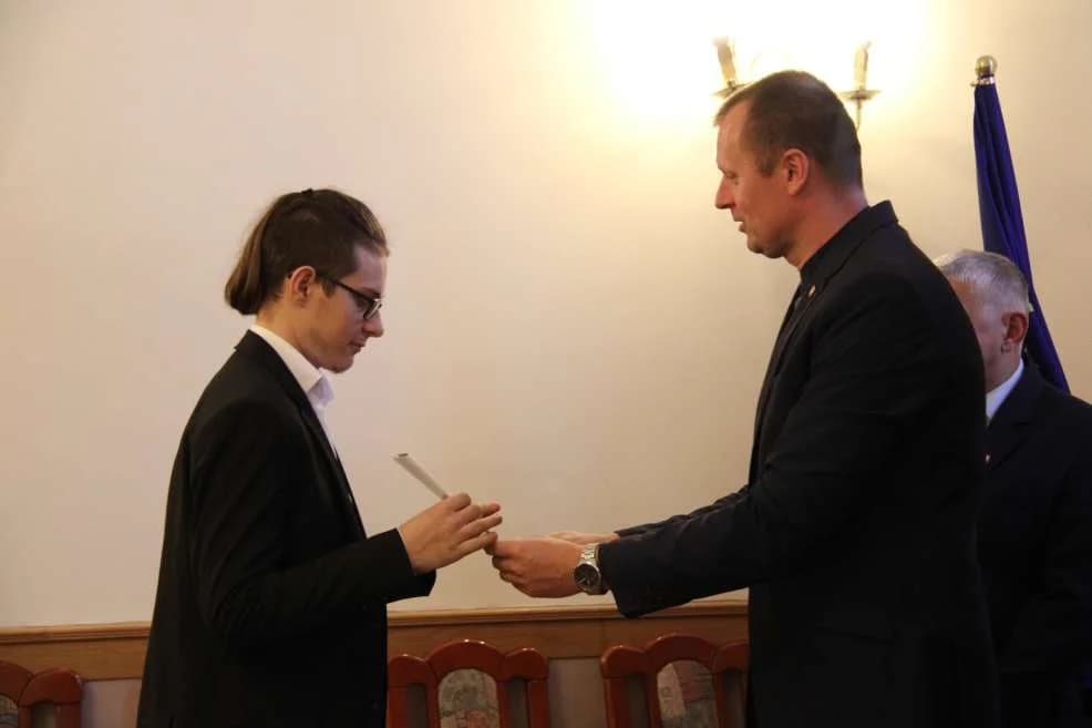 Starosta jarociński nagrodził najlepszych, tegorocznych maturzystów. Kto znalazł się w tym gronie i jak został wyróżniony? [ZDJĘCIA] — zdjęcie 3 z 11