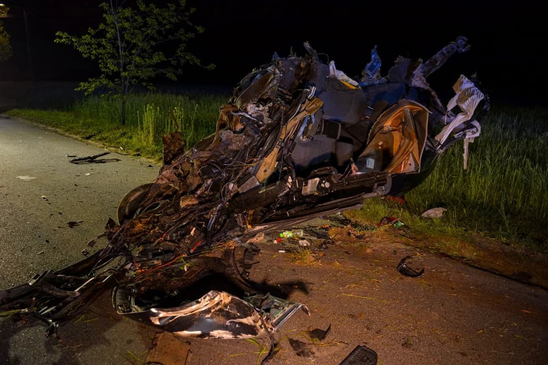 Kierowca volkswagena golfa  rozbił auto na drzewie na drodze Lubinia Mała - Dobieszczyzna — zdjęcie 3 z 18