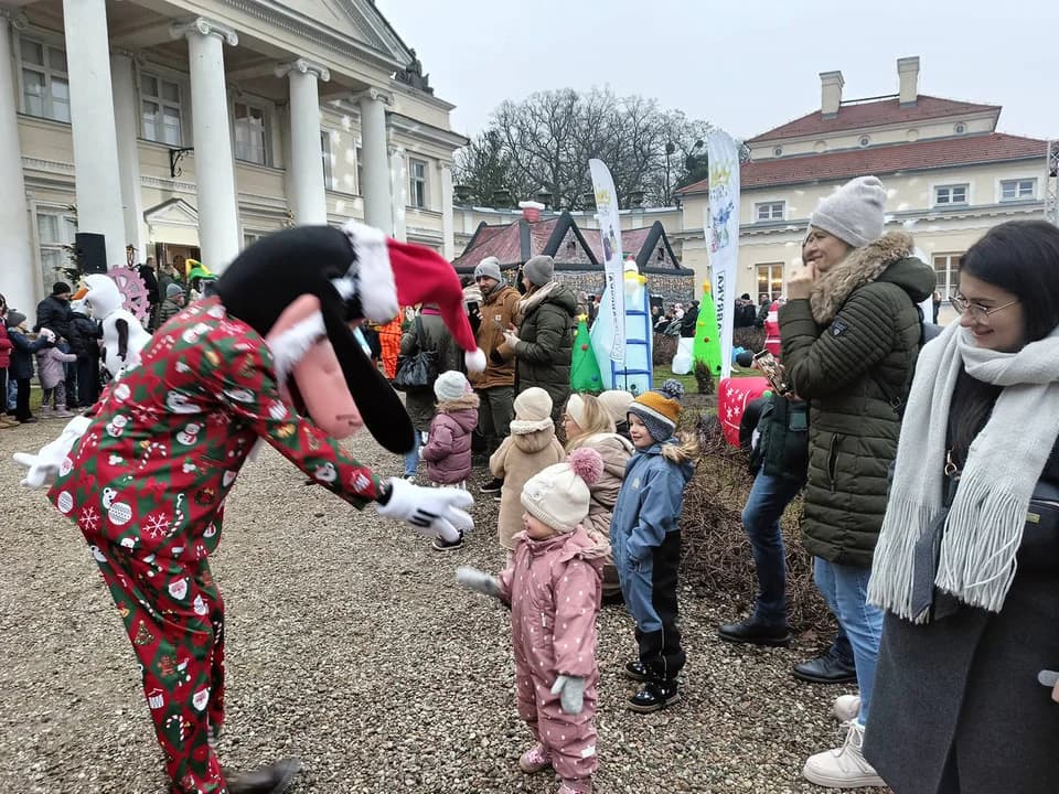 Tłumy na mikołajkach w muzeum w Śmiełowie. Na finał zaśpiewa Eleni [ZDJĘCIA] — zdjęcie 6 z 67