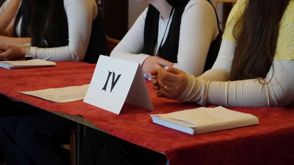W jarocińskim liceum odbyły się prawybory prezydenckie. Głosowali wszyscy uczniowie, niezależnie od wieku [ZDJĘCIA, WIDEO, WYNIKI] — zdjęcie 5 z 12