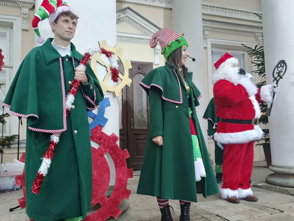 Tłumy na mikołajkach w muzeum w Śmiełowie. Na finał zaśpiewa Eleni [ZDJĘCIA] — zdjęcie 5 z 67