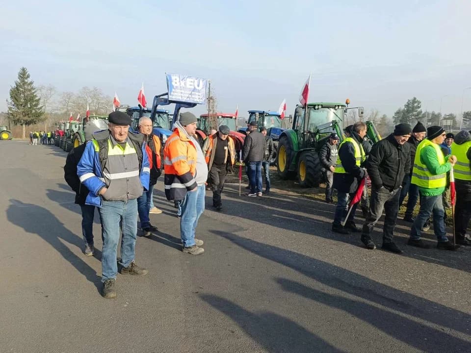Rolnicy blokują most w Nowym Mieście na DK 11