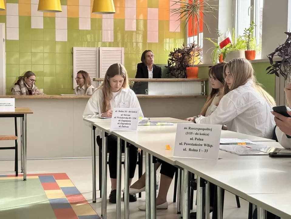 Wybory samorządowe 2024 II tura. Trwa głosowanie w gminach Jarocin i Kotlin — zdjęcie 6 z 69